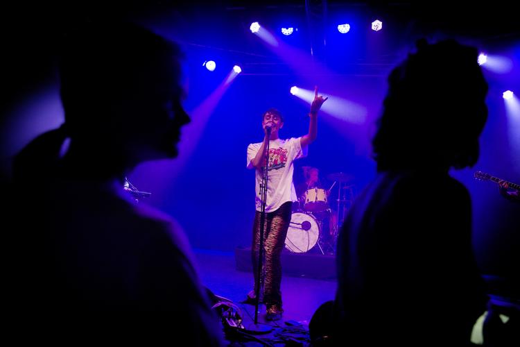 Irrelevantbitch101 var rastløs energi og skamløs pop. Bandet bør blive et tilløbsstykke på de danske spillesteder og festivaler.
   Martin Lehmann/POLFOTO