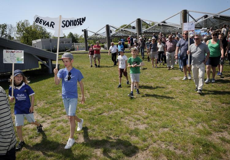 Arrangørerne af protesten mod byggeri tæt på Sømosen i Ballerup udlovede en præmie til dagens bedste protestskilt. Jens Dresling/POLFOTO