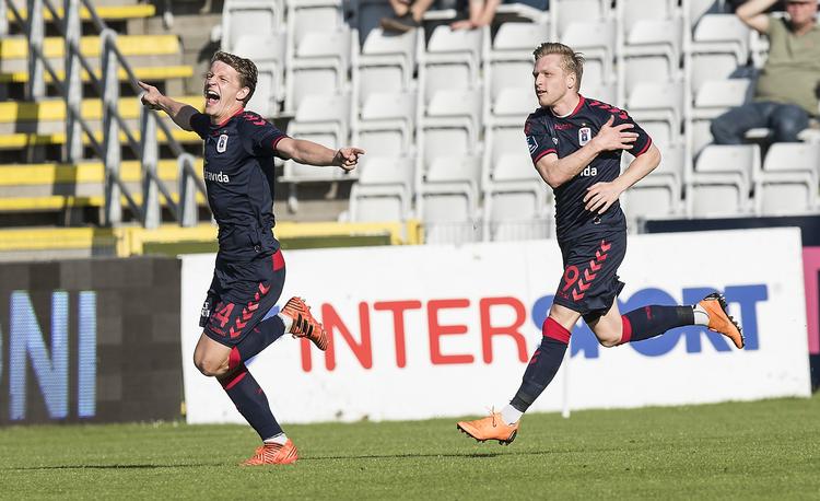 Jens Stage (til venstre) i jubel over føringsmålet for AGF.
    Jens Stage (AGF - 14) jubler efter sin scoring til 0 - 1 Alka Superliga OB - AGF - EWII Park Odense. Søndag den 13 maj 2018.. (Foto: Claus Fisker/Ritzau Scanpix)
   Claus Fisker/Ritzau Scanpix