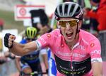 Simon Yates jubler over sin første etapesejr i Giro d'Italia.   Daniel Dal Zennaro/AP