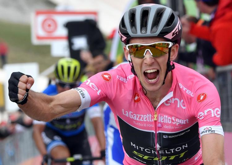 Simon Yates jubler over sin første etapesejr i Giro d'Italia.   Daniel Dal Zennaro/AP