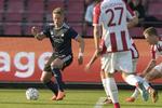 Viktor Fischer har fået et af 1. halvlegs fem gule kort i forsøget på at filme sig til et frispark. Henning Bagger/Ritzau Scanpix