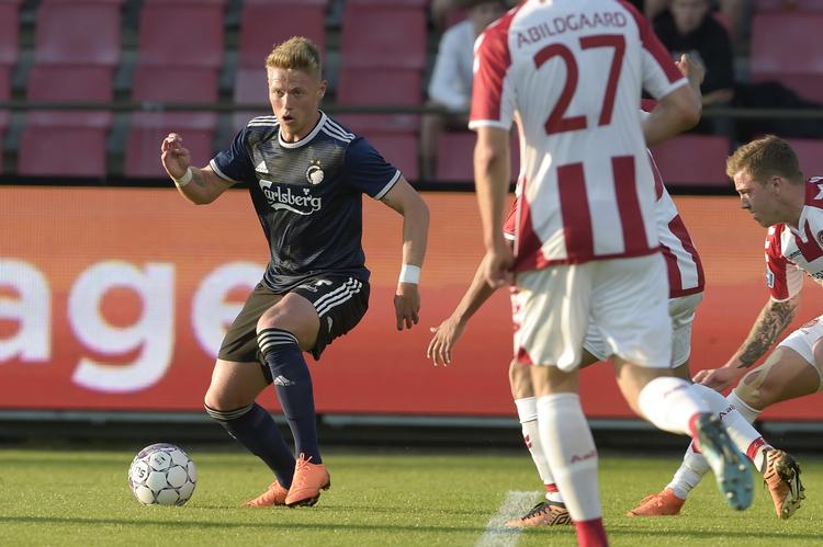 Viktor Fischer har fået et af 1. halvlegs fem gule kort i forsøget på at filme sig til et frispark. Henning Bagger/Ritzau Scanpix