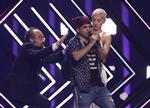 Dr Activism overmandede SuRie og råbte: »Nazister i de britiske medier, vi kræver frihed«. Armando Franca/AP