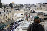 Israelsk grænsebevogtningspoliti holder øje med israelere i Jerusalem dagen før Israels 70-årsjubilæum. Ariel Schalit/AP