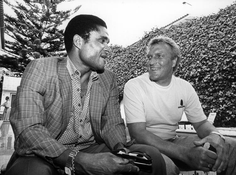
Det var en sensation i 1987, da Ebbe Skovdahl blev hentet til Benfica. Her fik han, inden han skulle starte som træner, en snak med den verdensberømte portugisiske stjernespiller Eusebio   Jesper Stormly Hansen/POLFOTO