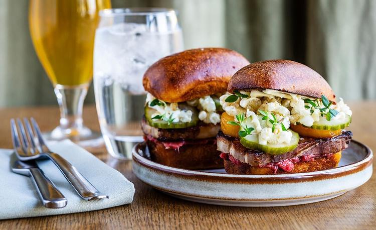 Aamanns Etablissement serverer gratis ribbenstegssandwich i Øster Farimagsgade 12 i dag. Pr-foto