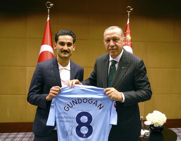 Ilkay Gundogan giver præsident
Recep Tayyip Erdogan sin trøje med påskriften 'Med respekt for min præsident'. /AP