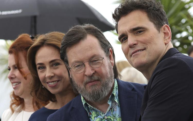Lars von Trier flankeret af skuespilleren Siobhan Hogan og Matt Dillon.  Vianney Le Caer/AP
