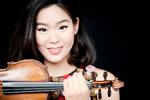 Esther Yoo virkede som en komplet musiker med en melankolsk grundstemning, da hun gav koncert i Tivoli til åbningen af den klassiske musiksæson.  Pr-foto