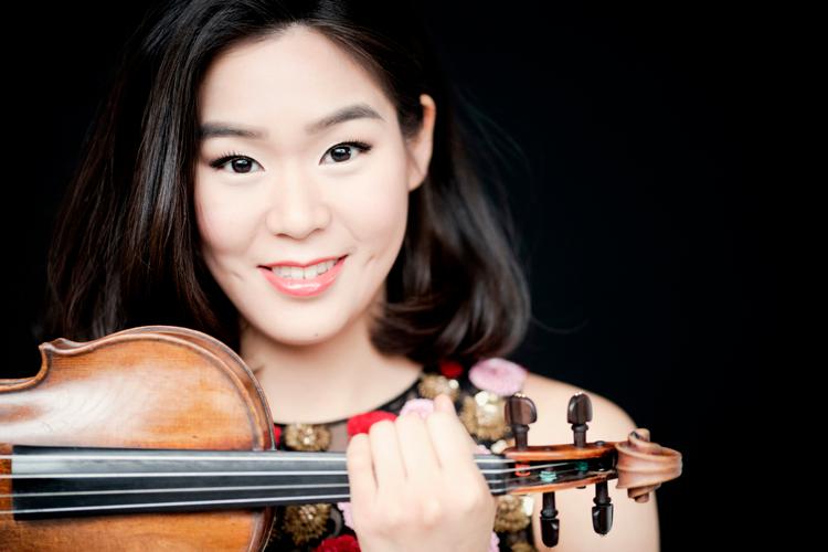 Esther Yoo virkede som en komplet musiker med en melankolsk grundstemning, da hun gav koncert i Tivoli til åbningen af den klassiske musiksæson.  Pr-foto