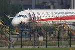 Maskinen fra Sichuan Airlines, der mandag morgen oplevede et uheld med et af flyets vinduer, bliver undersøgt i lufthavnen i Chengdu. China Stringer Network/Ritzau Scanpix