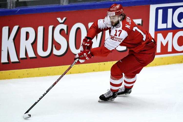 Der skal arbejdes lidt væskebalancen og pucken, når Nicklas Jensen (billedet) kæmper for en dansk kvartfinale ved VM i ishockey. Jens Dresling/POLFOTO