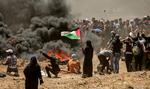 En kvinde holder det palæstinensiske flag under en blodig protest mandag 14. maj i Gaza. AFP photo/ Mahmud Hams
   Mahmud Hams/Ritzau Scanpix