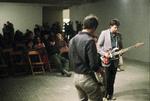 Glenn Branca ses her under en koncert på kunstcentret Hallwalls i Buffalo, New York i firserne. DanKassem/Wikimedia Commons 