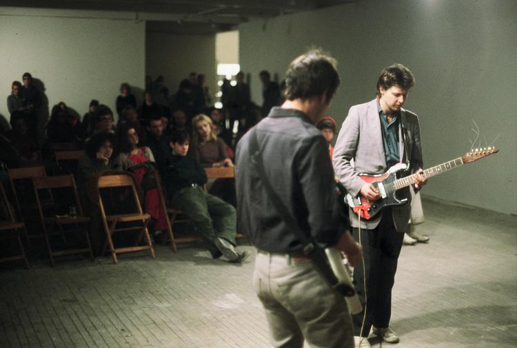 Glenn Branca ses her under en koncert på kunstcentret Hallwalls i Buffalo, New York i firserne. DanKassem/Wikimedia Commons 