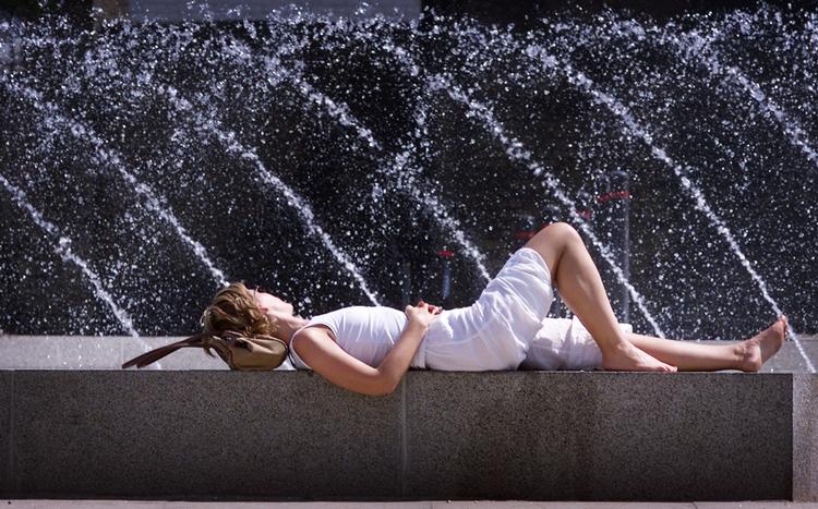 Skøn sol en sommerdag på Halmtorvet, men i Europa blev det lige lovlig hedt sidste sommer. En række europæiske lande fik sprunget deres varmerekorder. Jens Dresling/POLFOTO
