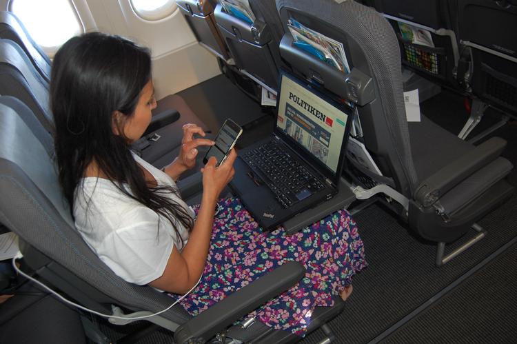 SAS er i gang med at indføre wi-fi på sine europæiske flyvninger. Man kan gå på nettet både på telefon og på computer, dog ikke samtidig. Pressechef i SAS, Mariam Skovfoged tjekker netnyheder. Allan Graubæk