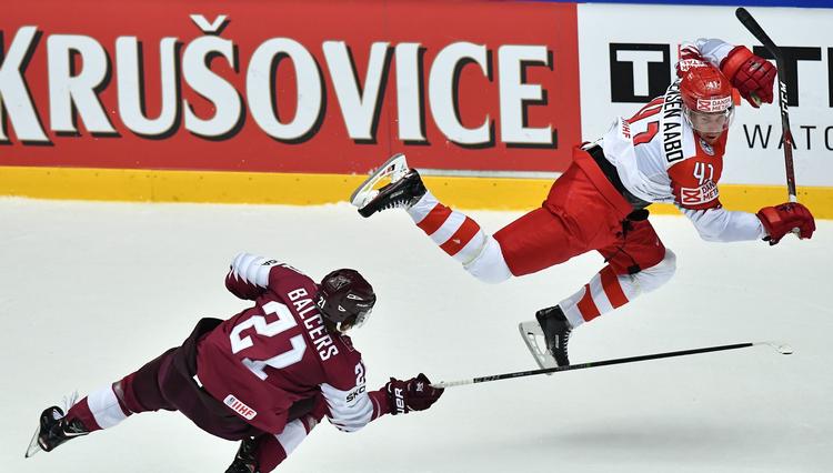 Jesper Jensen Aabo tacklede en lette alt for voldsomt i slutningen af første periode. Det kostede en lang puster i straffeboksen. Joe Klamar/Ritzau Scanpix