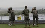 Sydkoreanske soldater ser onsdag morgen over mod Nordkorea ved grænsen mellem de to lande. Efter måneders optøning truer Nordkorea med at afbryde det spirende forhold mellem Nord og Syd. Ahn Young-joon/AP