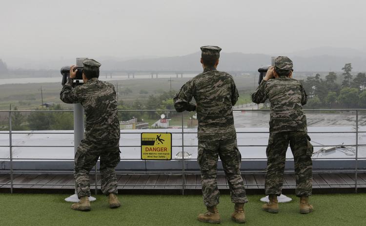 Sydkoreanske soldater ser onsdag morgen over mod Nordkorea ved grænsen mellem de to lande. Efter måneders optøning truer Nordkorea med at afbryde det spirende forhold mellem Nord og Syd. Ahn Young-joon/AP