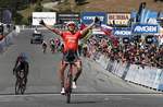 Toms Skujins jubler over sin tredje etapesejr i Tour of California, mens hans ledsager i udbruddet Sean Bennett kæmper sig opgivende over stregen, og feltet med favoritterne bagude gør sig klar til dysten om tredjepladsen. Foto: Getty Images.
 