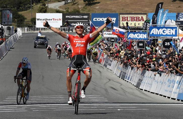 Toms Skujins jubler over sin tredje etapesejr i Tour of California, mens hans ledsager i udbruddet Sean Bennett kæmper sig opgivende over stregen, og feltet med favoritterne bagude gør sig klar til dysten om tredjepladsen. Foto: Getty Images.
 