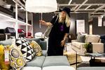 Ikea ændrede på vores elpærer, da kæden i 2012 besluttede at gå efter LED-lys. Nu er der nye klimatiltag på vej, og eksperter mener, at verden vil følge efter. Her er det  forbrugeren Ivana F. i den første Ikea i Serbien.
   Andreas Haubjerg/POLFOTO