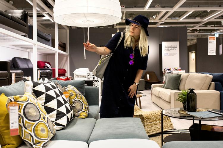 Ikea ændrede på vores elpærer, da kæden i 2012 besluttede at gå efter LED-lys. Nu er der nye klimatiltag på vej, og eksperter mener, at verden vil følge efter. Her er det  forbrugeren Ivana F. i den første Ikea i Serbien.
   Andreas Haubjerg/POLFOTO