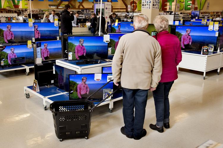 Ægteparret her kommer nok ikke til at sige farvel til deres tv-pakke, men deres børnebørn kommer nok heller ikke til at købe den. Arkivfoto: Finn Frandsen