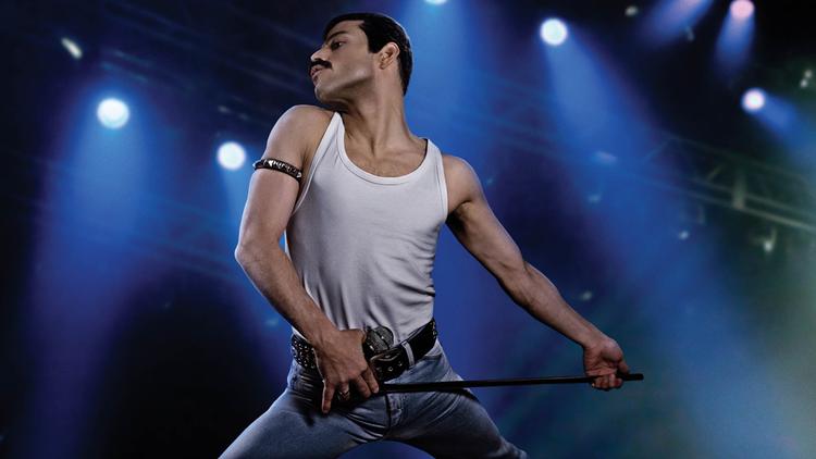 Rami Malek med Freddie Mercurys karakteristiske halve mikrofonstativ. Courtesy of Twentieth Century Fox