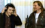 Kronprins Frederik sammen med Alex Nyborg Madsen i radiostudiet i 1995. Nu gentager de stuntet, denne gang sammen med Anders Agger.  Mik Eskestad/POLFOTO