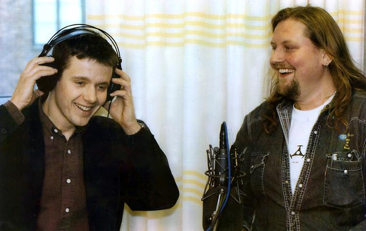 Kronprins Frederik sammen med Alex Nyborg Madsen i radiostudiet i 1995. Nu gentager de stuntet, denne gang sammen med Anders Agger.  Mik Eskestad/POLFOTO