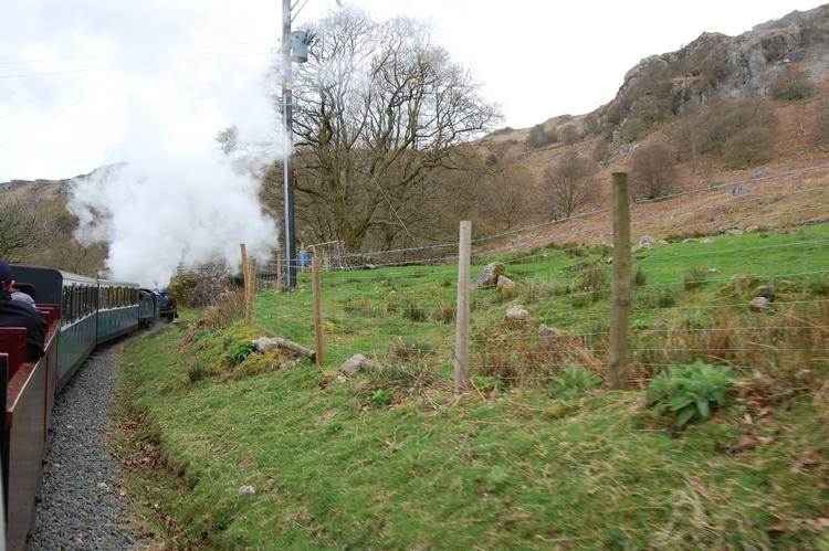 På togtur i Lake District i Storbritannien. Damplokomotivet snor sig gennem det grønne landskab. Allan Graubæk