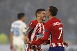 Atlético Madrids Lucas hernandez fejrer triumfen med den dobbelte målscorer Antoine Griezmann på stadion i Lyon onsdag aften.

   Francois Mori/AP