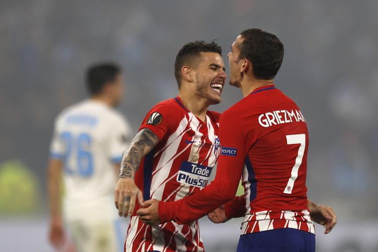 Atlético Madrids Lucas hernandez fejrer triumfen med den dobbelte målscorer Antoine Griezmann på stadion i Lyon onsdag aften.

   Francois Mori/AP