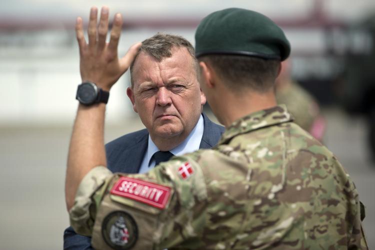 Lars Løkke Rasmussen skal på EU-topmødet i Sofia diskutere muligheden for at optage lande fra Vestbalkan i EU i fremtiden. I sidste uge var han i Kosovo for at besøge de danske fredsbevarende styrker. »De har været der i 18 år. Og med den fastlåste situation, der er, er der ikke noget, der tyder på, at de kommer hjem foreløbig«, siger han. Visar Kryeziu/AP