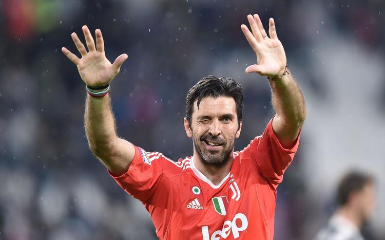 Juventus-målmand Gianluigi Buffon er nærmest et begreb i fodboldverdenen, der en stribe gange har hyldet ham som verdens bedste. Søndag bliver hans sidste kamp på mål for den italienske storklub, der har tilbudt ham et job uden for banen.
   Alessandro Di Marco/AP