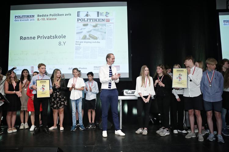 Eleverne fra 8.y på Rønne Privatskole modtager pris og tale fra Politikens chefredaktør Christian Jensen.  Jens Dresling/POLFOTO