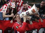 Fernando Torres fik først lov til at løfte pokal og derefter megafon, da han med Atlético-fans fejrede triumfen onsdag aften i Lyon. Thibault Camus/AP