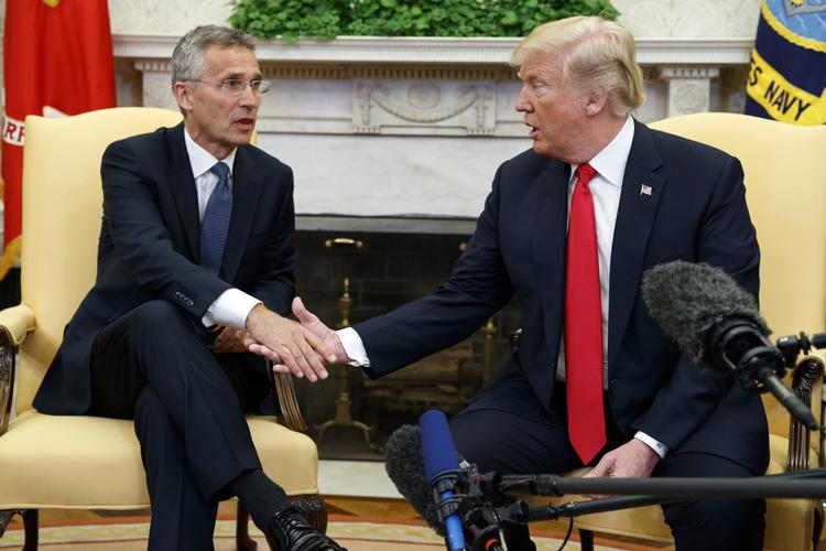 »Målet bør være fire procent«, siger Trump i forbindelse med en fotoseance med Nato-generalsekretær Jens Stoltenberg i Washington. Evan Vucci/AP