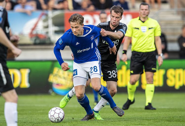Simon Vollesen (tv.) i kamp med Nicolai Poulsen  fra Randers FC. Anders Kjærbye/Ritzau Scanpix