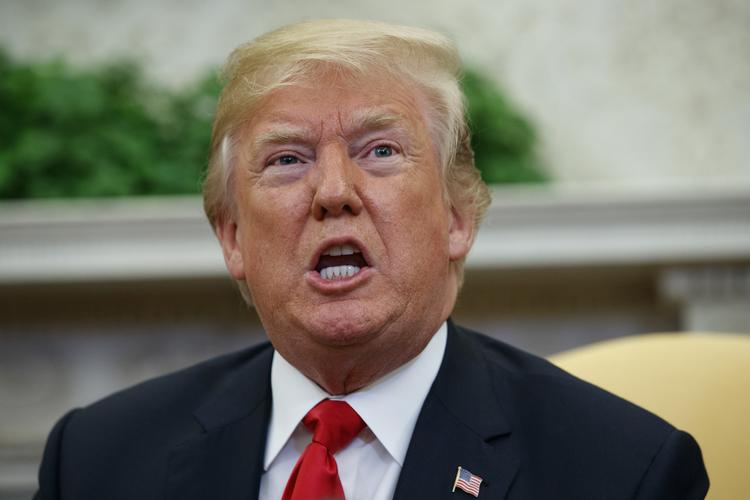 Den amerikanske præsident, Donald Trump, lover Nordkorea økonomisk fremgang, hvis landet går med til atomnedrustning. Til gengæld truer han med udslettelse, hvis ikke Nordkorea accepterer en aftale. Evan Vucci/AP