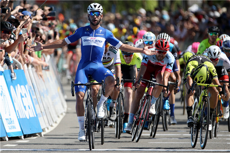 Fernando Gaviria sikrer sig i overbevisende stil sin anden etapesejr i Tour of California, mens Caleb Ewans anstrengelser kun rækker til andenpladsen. Foto: Getty Images. 