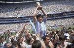 29. juni 1986 vandt Argentina 3-2 over Tyskland. Diego Maradona løftede pokalen med de hænder, der lavede målet 'Den gyldne hånd' under den tidligere kamp mod England.    Carlo Fumagalli/AP