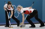 Her knokler Denise Dupont (th.) under vinterlegene i Sydkorea, men det er usikkert, hvordan fremtiden ser ud for dansk curling.
   Aaron Favila/AP