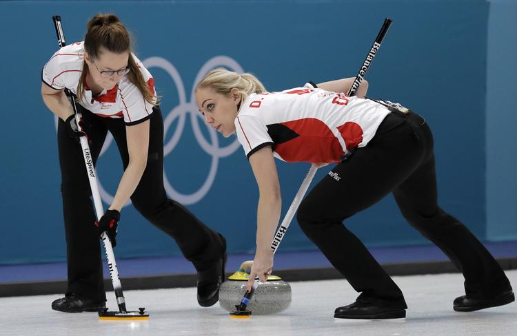 Her knokler Denise Dupont (th.) under vinterlegene i Sydkorea, men det er usikkert, hvordan fremtiden ser ud for dansk curling.
   Aaron Favila/AP