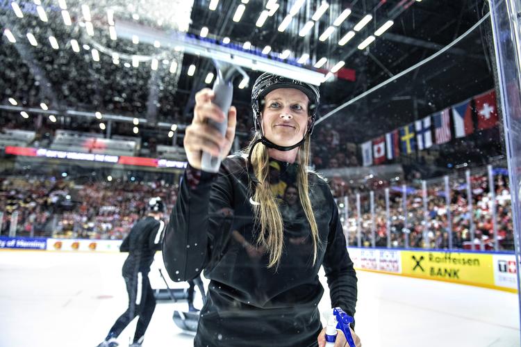 Naja Falsig er en de mange frivillige ved VM i ishockey. I pauser under kampene i Herning har hunsørget for optimalt udsyn for kameraerne. Henning Bagger/Ritzau Scanpix