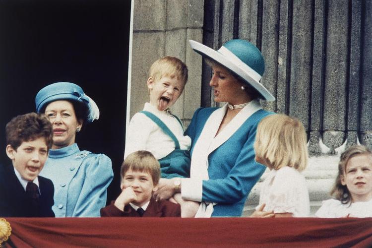 Prins Harry i armene på sin mor prinsesse Diana i 1988, ni år før hun som 36-årig døde i en tragisk bilulykke i Paris. Arkivfoto Steve Holland/AP