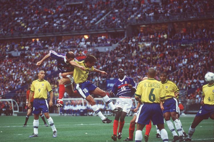 Frankrig vandt VM-finalen med 3-0 over Brasilien, og målet til 1-0 blev scoret på hovedstød af Zinedine Zidane. Sven Simon/AP